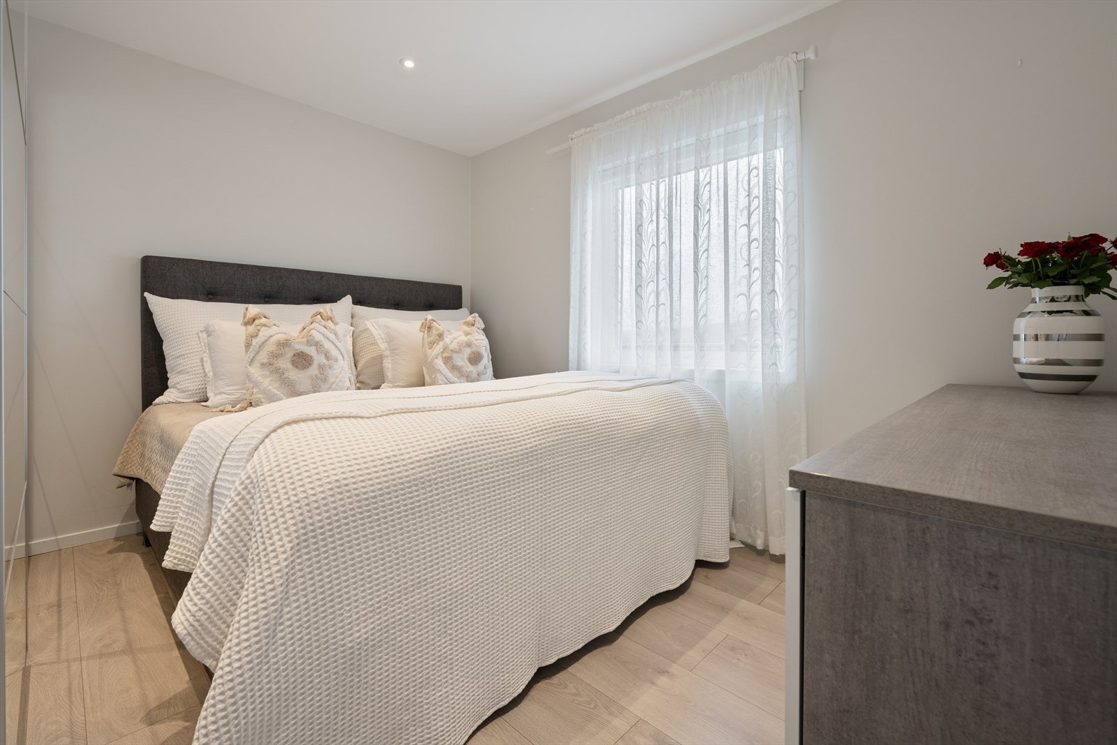 Soverom 1 er av god størrelse og utstyrt med garderobe. I tillegg har man god plass til dobbeltseng. Galleribilde