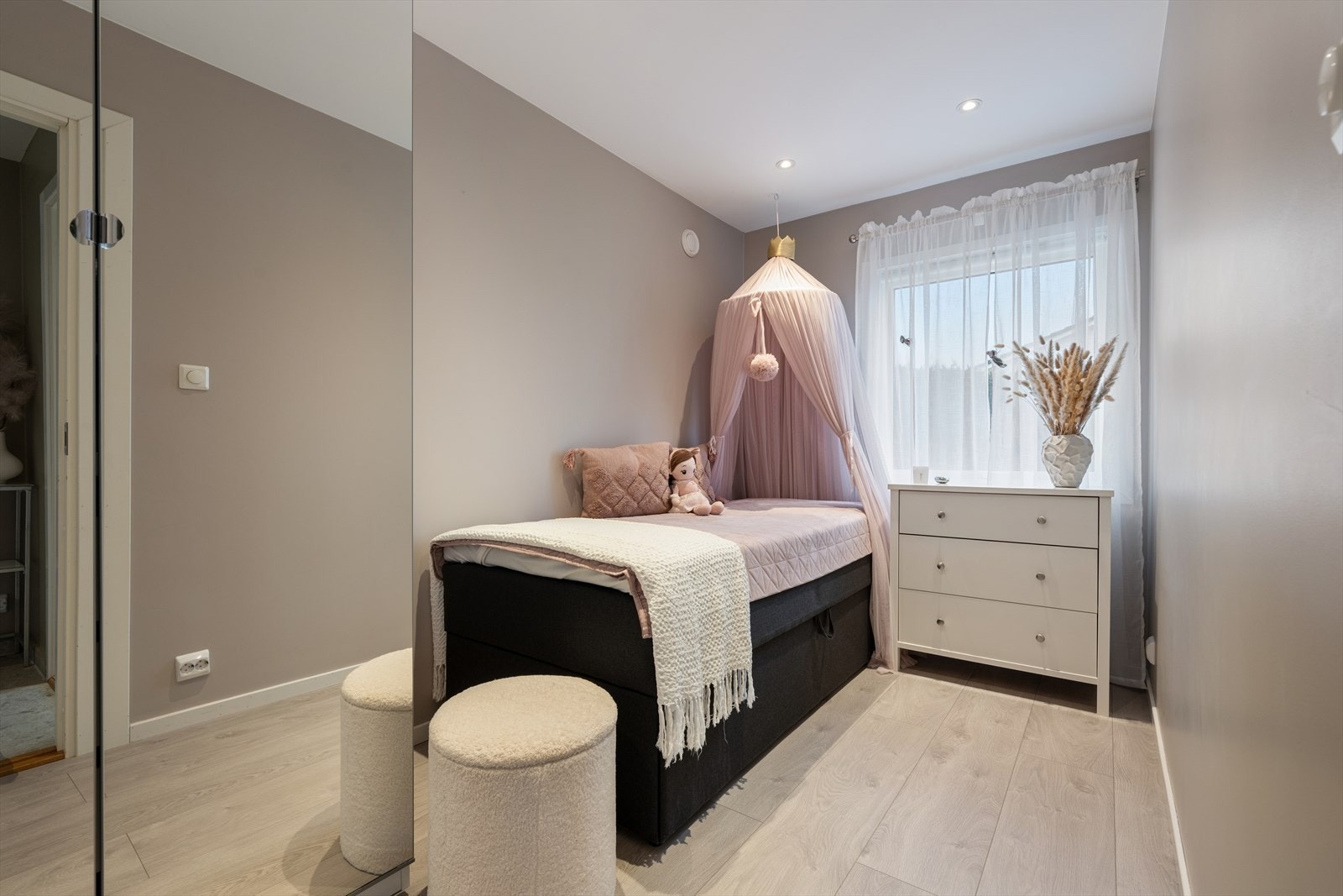 Soverom 2 er noe mindre, men passer ypperlig som barnerom, gjesterom, kontor eller lignende. Også dette rommet er utstyrt med garderobe. Galleribilde