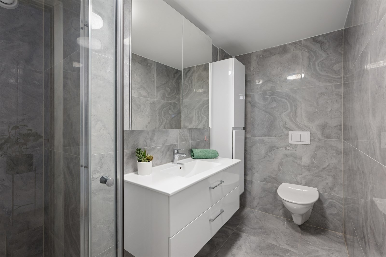 Badet i underetasjen ble pusset opp i 2021, men har anmerkninger (se tilstandsrapport). Badet er delikat innredet med store, grå fliser på gulv og vegger. Også her har man varmekabler i gulvet (se punkt "ferdigattest"). Galleribilde