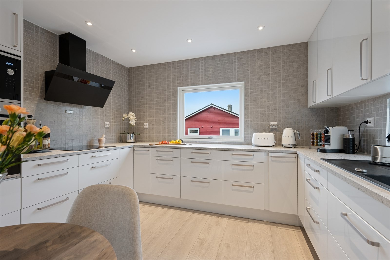 Her har man rikelig med skap- og skuffeplass, samt svært gode arbeidsflater på benk. Galleribilde