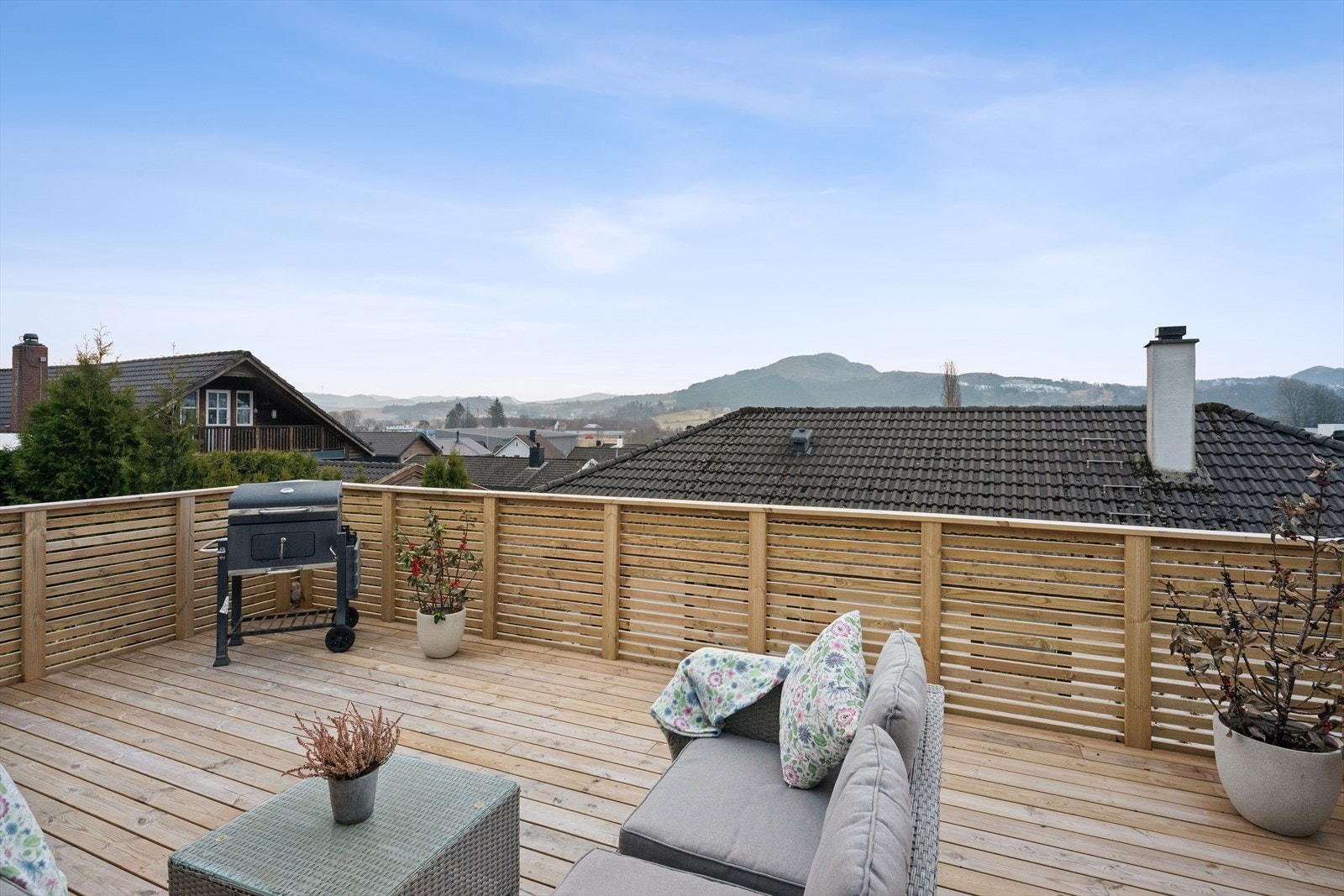 Fra terrassen har man flott utsikt mot Vedafjell. Galleribilde