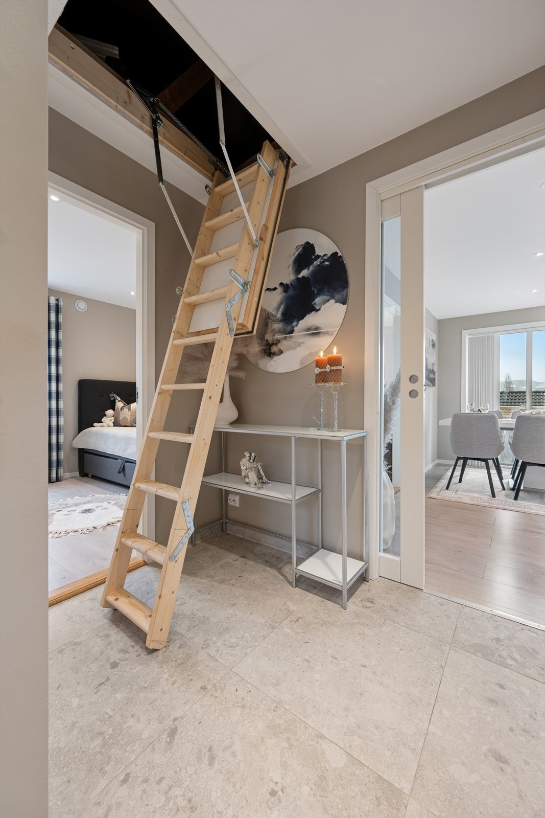 I gangen har man nedfellbar trapp med tilkomst til loftet som gir god lagringsplass. Galleribilde