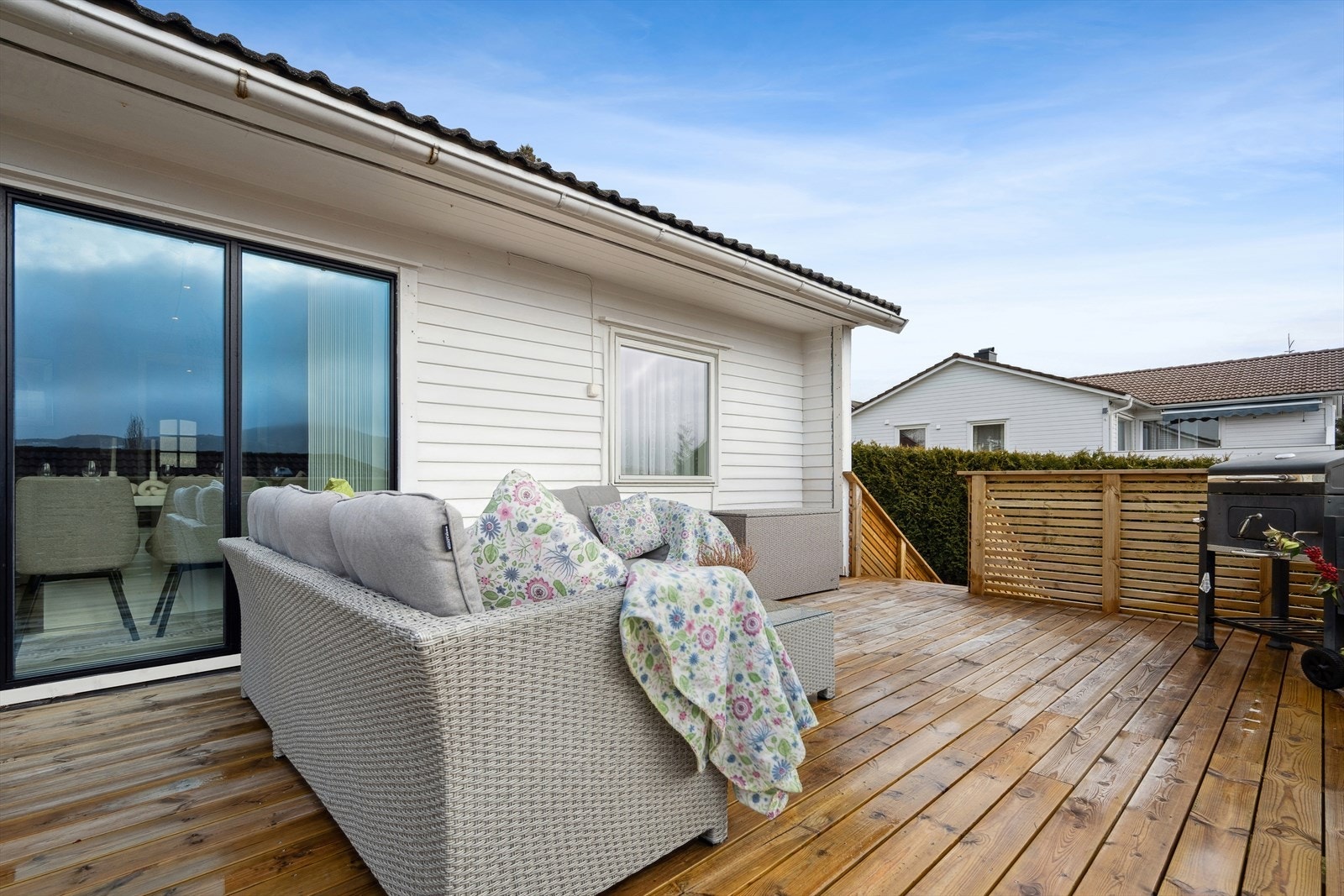 Her har man god plass til å møblere med sittegruppe og grill. Fra terrassen har man også trapp ned til hagen. Galleribilde