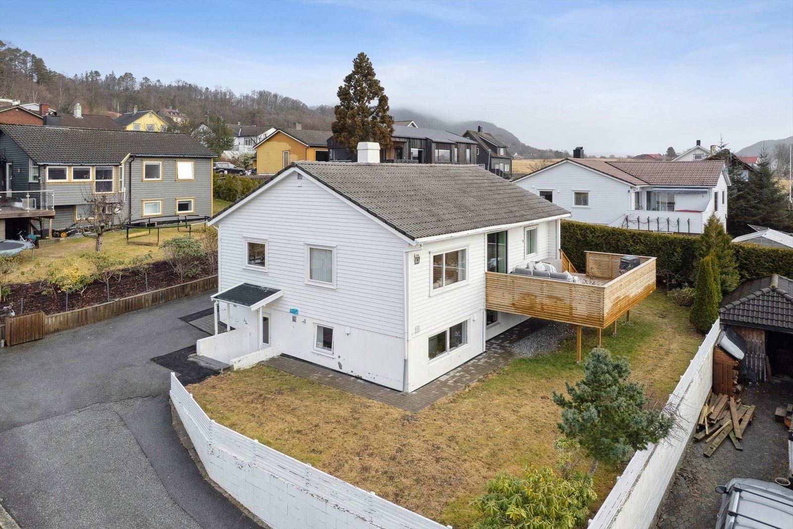 DNB Eiendom V/Meriton Gashi har gleden av å presentere Bauneveien 9B - En tiltalende enebolig over to etasjer med attraktiv beliggenhet i et barnevennlig nabolag på Hana. Galleribilde