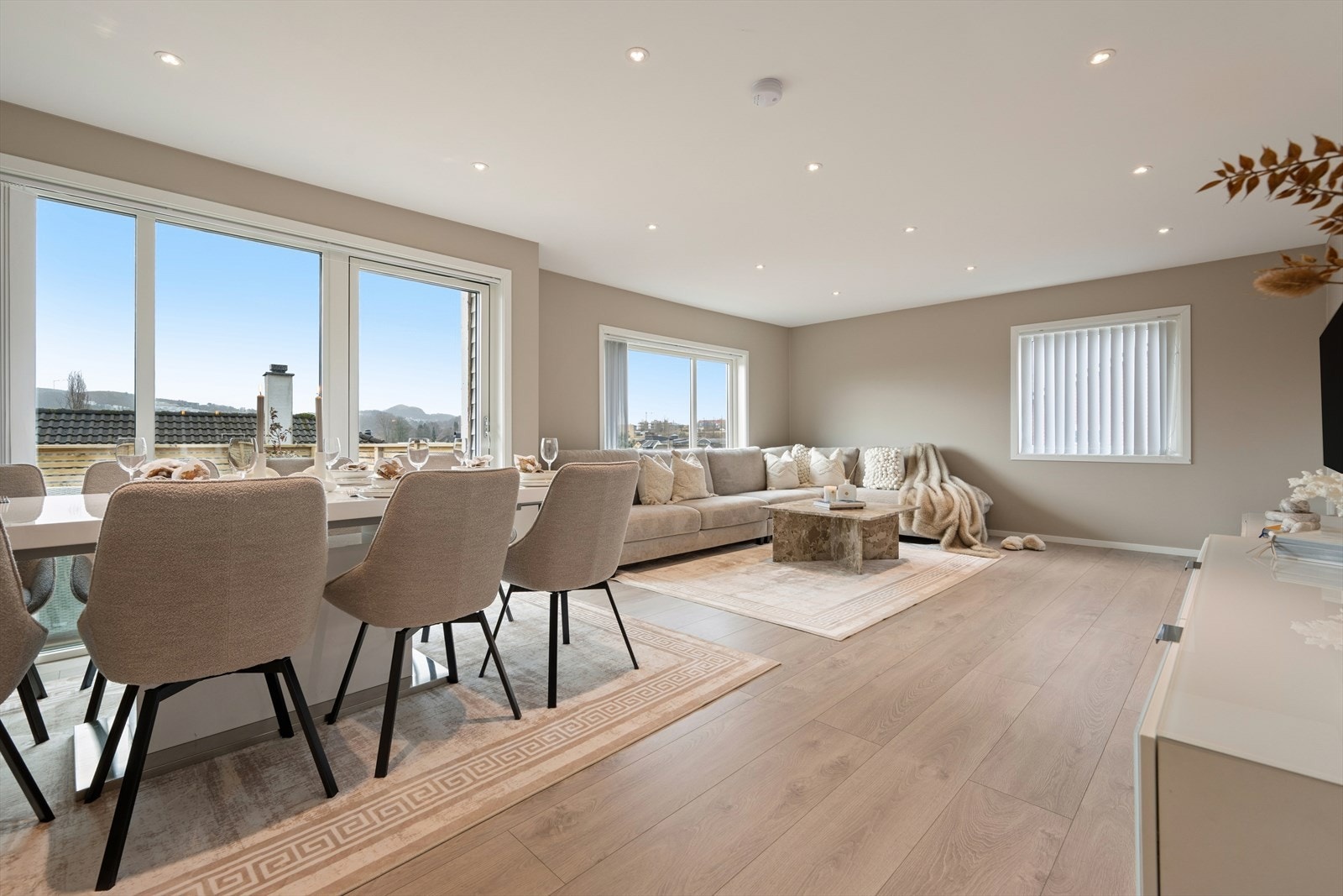 I stuen har man god plass til å møblere med både sofa og spisegruppe. Galleribilde