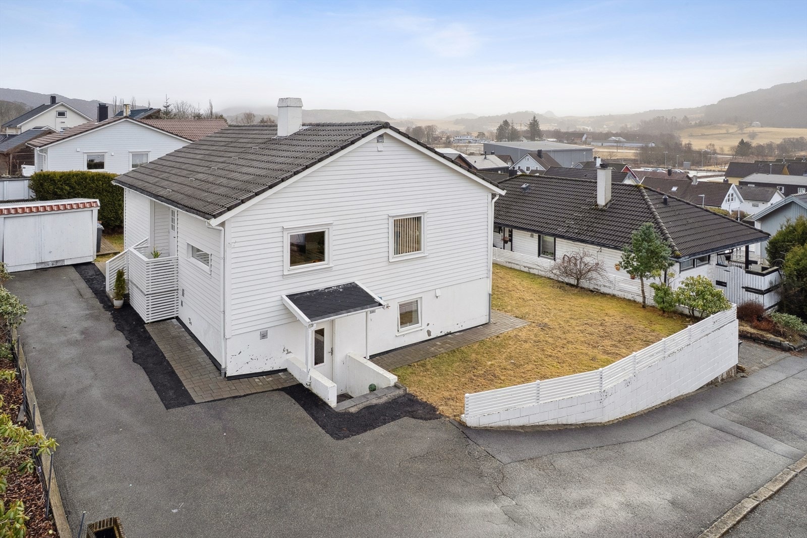 Eiendommen er på ca. 478 kvm og er flott opparbeidet med hage, terrasse som sto ny høsten 2025 og et stort gårdsrom med gode parkeringsmuligheter. Galleribilde