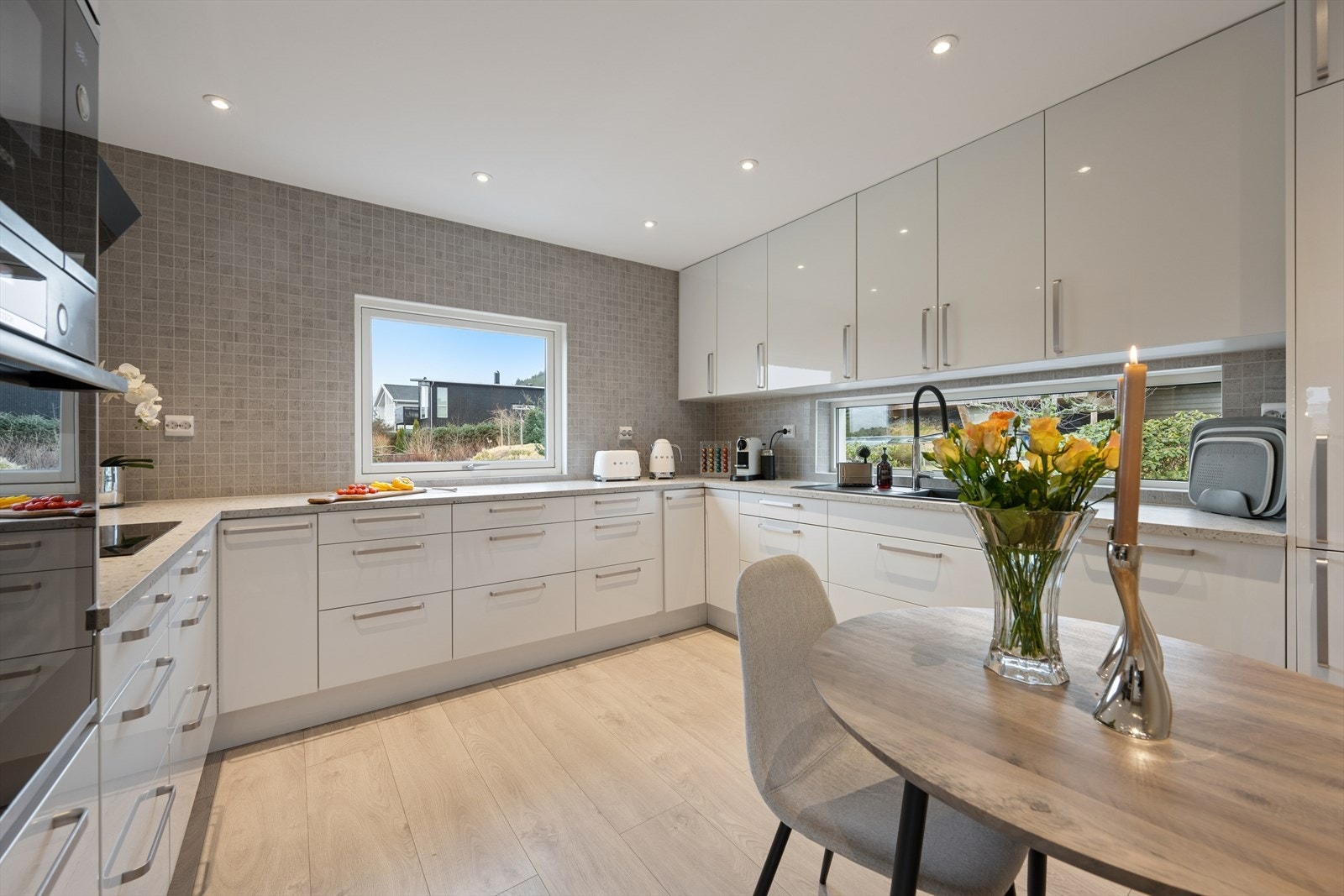 Kjøkkenet ble byttet i forbindelse med oppussing av boligen i 2021 og er levert av Epoq. Et stort og godt kjøkken som er stilrent innredet med hvite, slette fronter og benkeplate i laminat (se punkt "ferdigattest"). Galleribilde