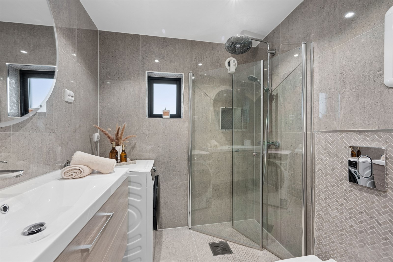 Badet er ellers utstyrt med dusjhjørne, vegghengt toalett og baderomsinnredning med nedfelt servant. I tillegg har man opplegg for vaskemaskin. Galleribilde