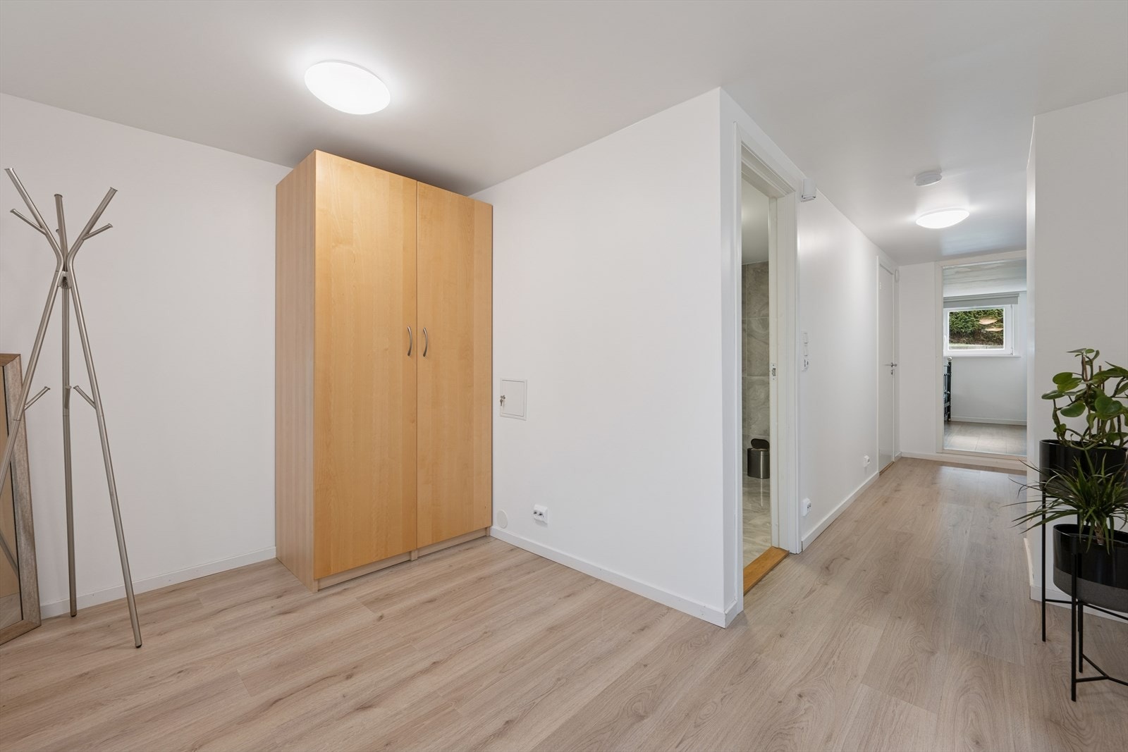 Man kommer inn i en stor gang utstyrt med garderobe (se punkt "ferdigattest"). Galleribilde