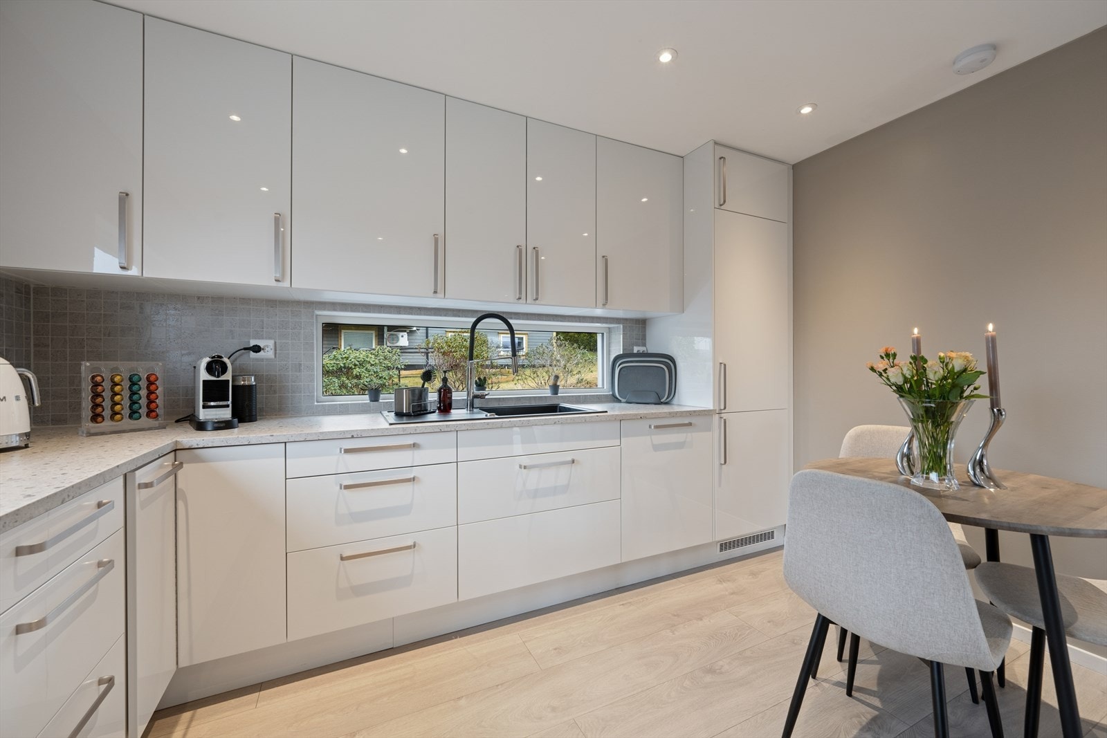 Kjøkkenet er ellers utstyrt med kombiskap, oppvaskmaskin, stekeovn, mikrobølgeovn, platetopp og kjøkkenventilator med avtrekk ut. I tillegg er det montert komfyrvakt. Galleribilde