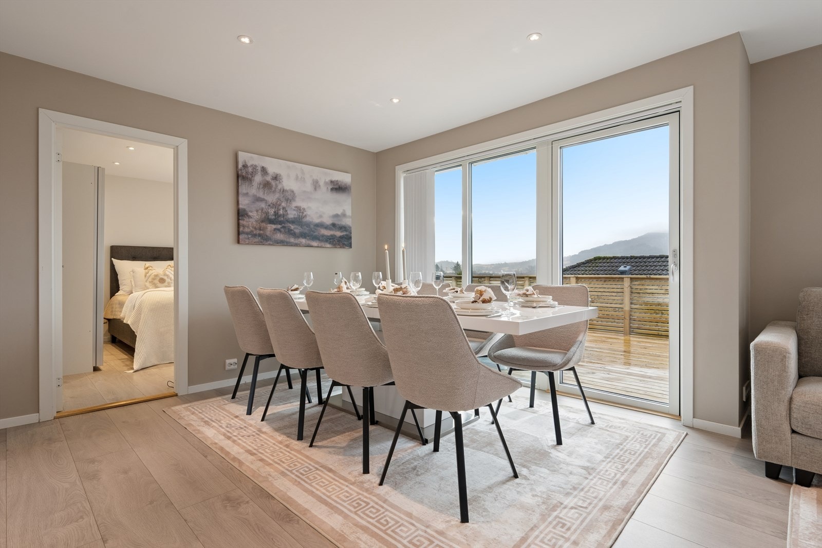 Fra stuen har man utgang til uteområdet. Galleribilde