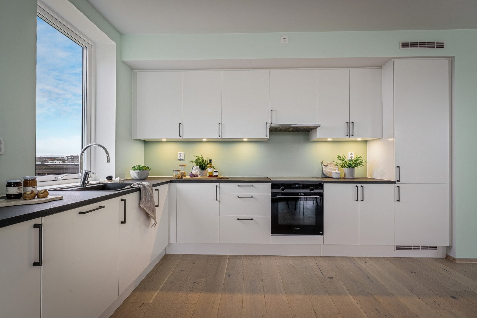 God skap- og benkeplass Galleribilde