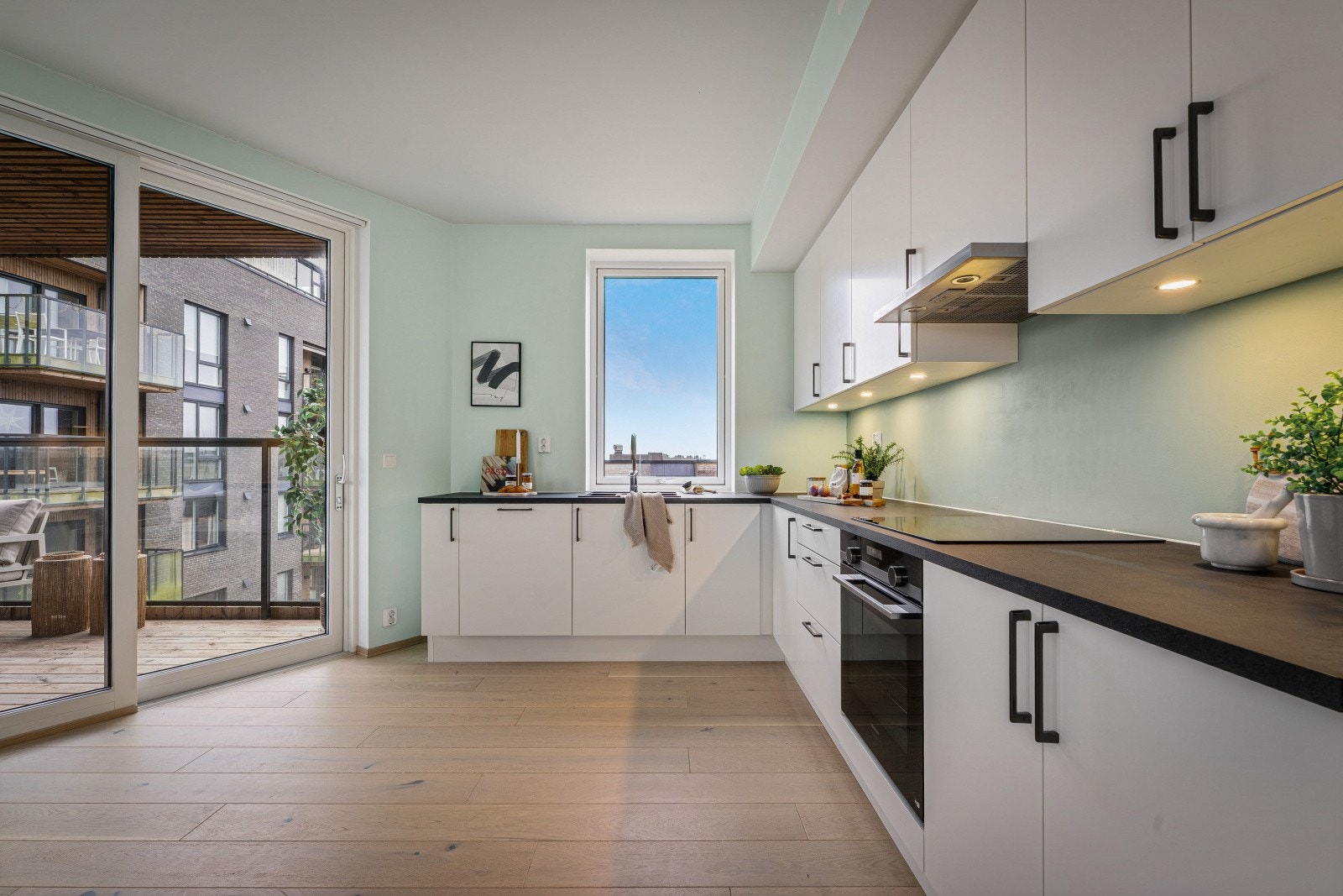 Kjøkkenvinduet gir mulighet for å nyte den fine utsikten Galleribilde