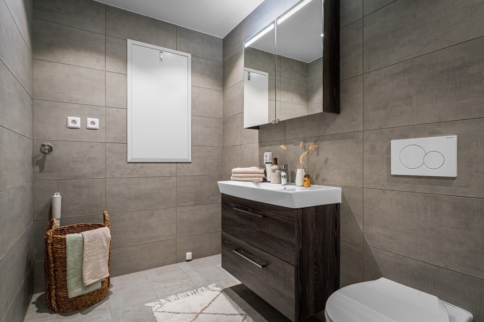 Hovedbadet har opplegg for vaskemaskin Galleribilde