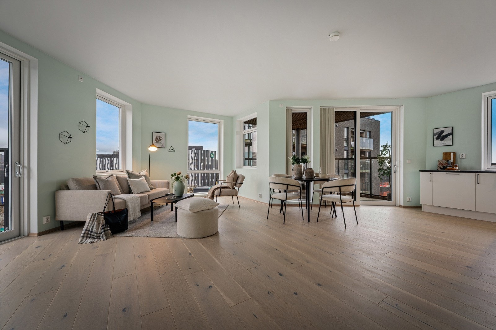 Leilighetens plasseringen på hjørnet av bygget gir ekstra vindusflater Galleribilde