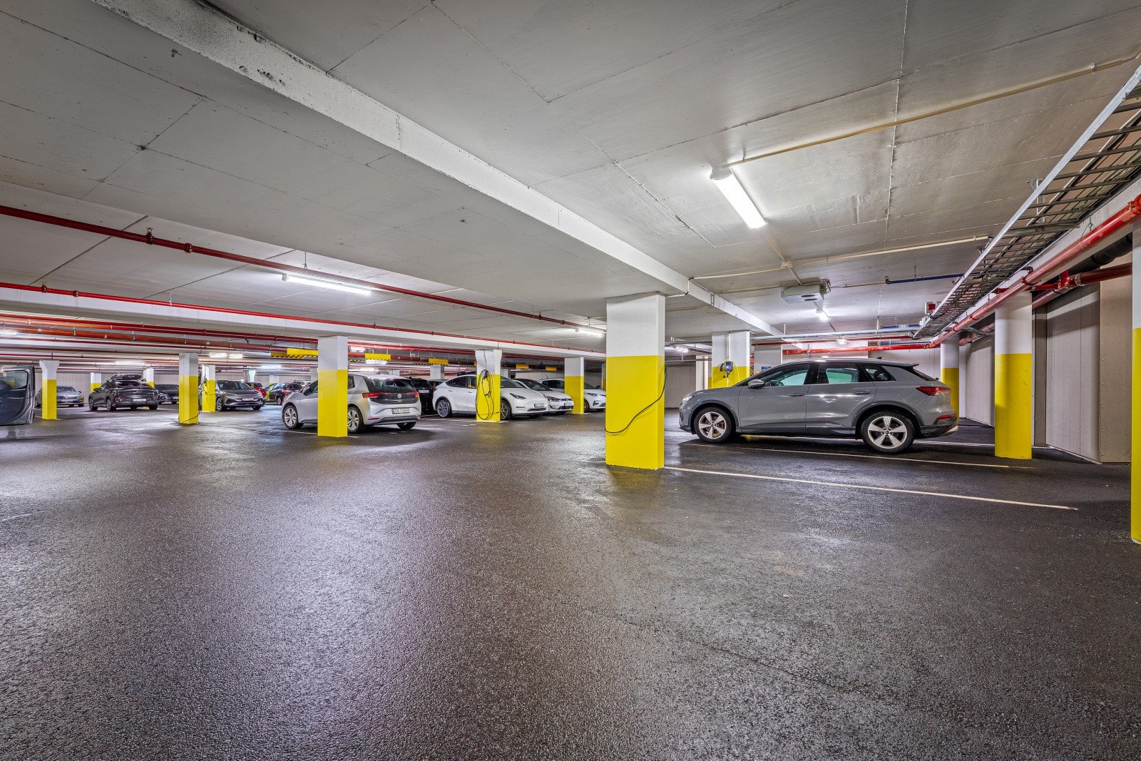 Garasjeplass 77 - den er 2,4 m bred jfr. tilstandsrapport Galleribilde