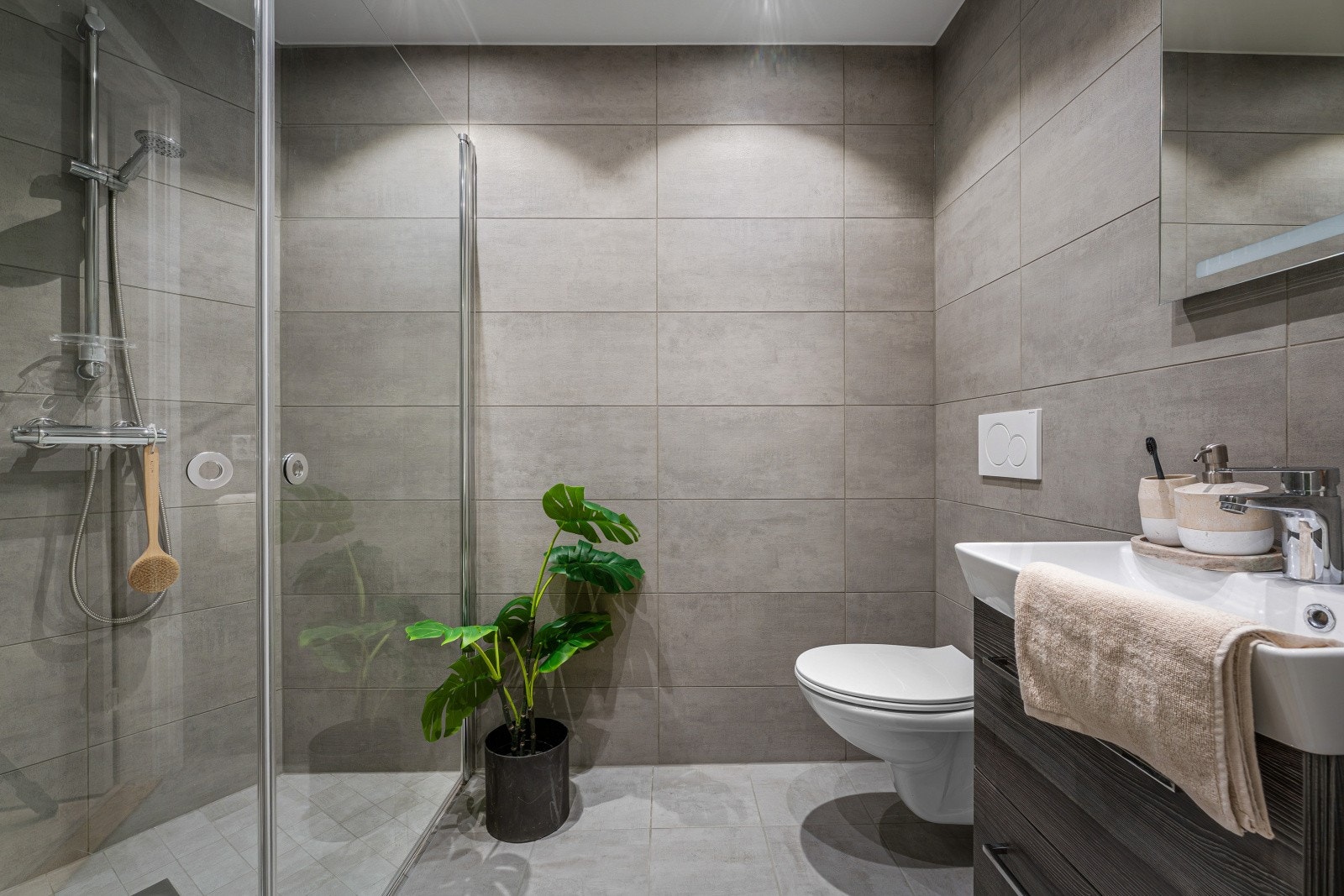 Bad nummer 2 har dusj og toalet Galleribilde