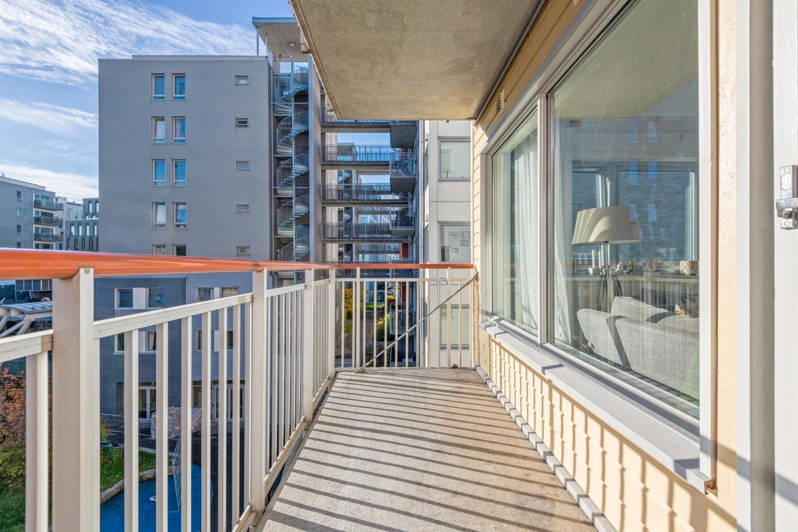 Koselig balkong med ettermiddagssol Galleribilde