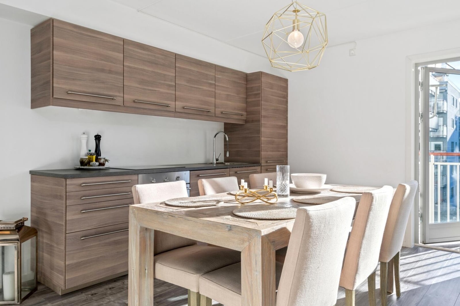 Det er åpen løsning mellom stue og kjøkken Galleribilde