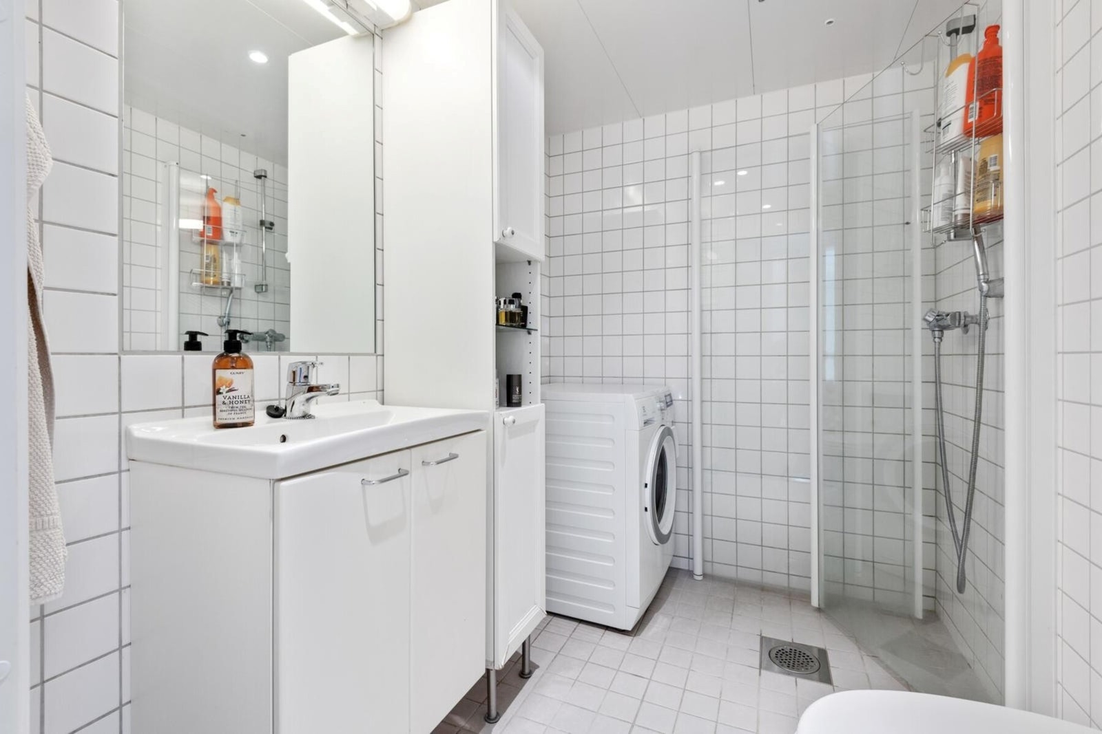 Flislagt bad med opplegg for vaskemaskin. Vaskemaskinen medfølger salg Galleribilde