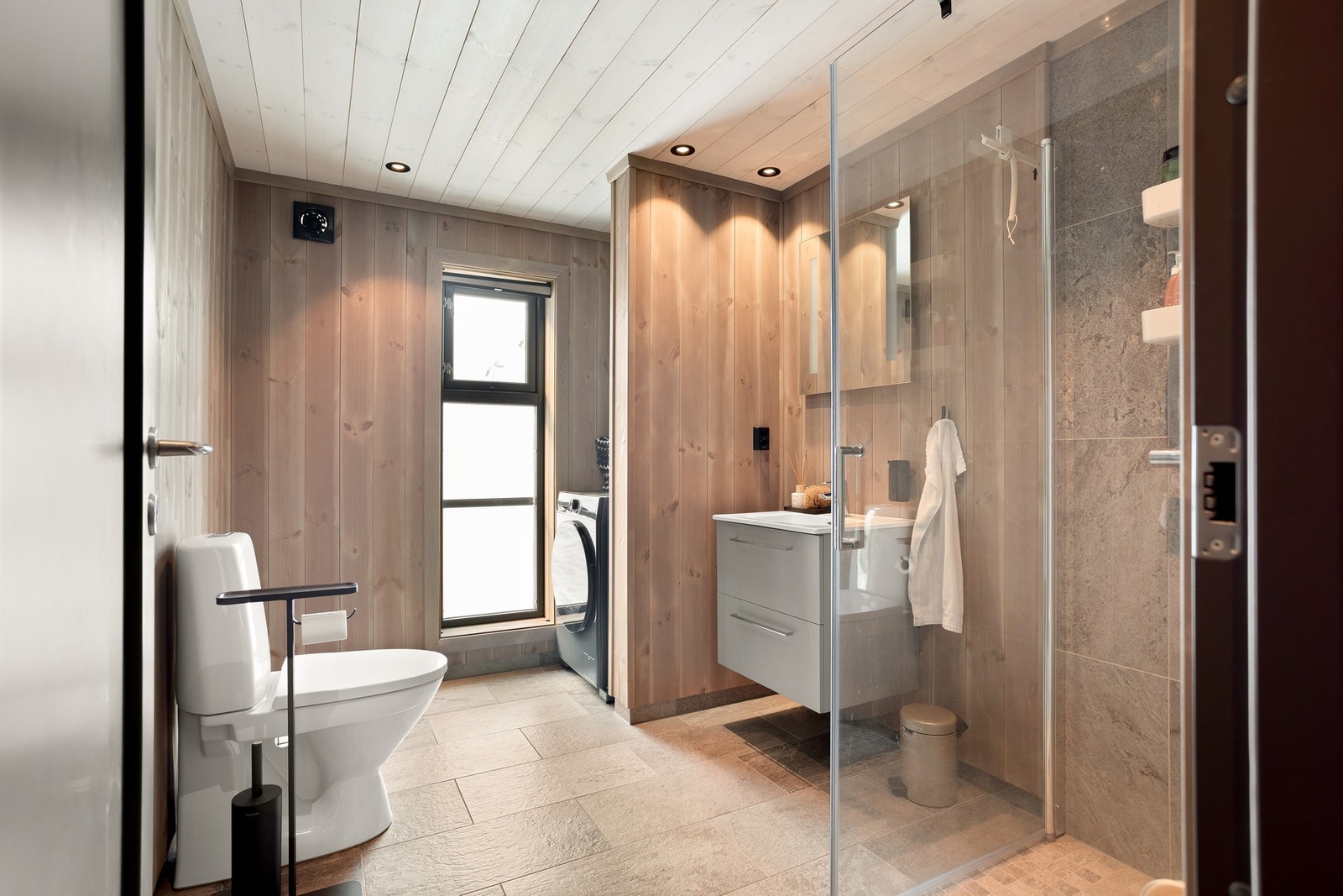 Badet er utstyrt med flislagt gulv med elektriske varmekabler, noe som gir en behagelig temperatur. Galleribilde