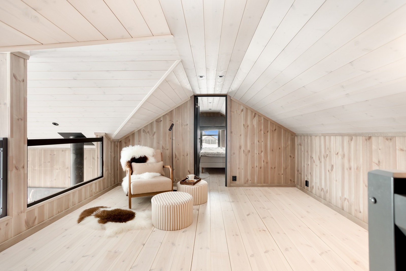 Loftstue med plass til ønsket møblement og tv. Galleribilde