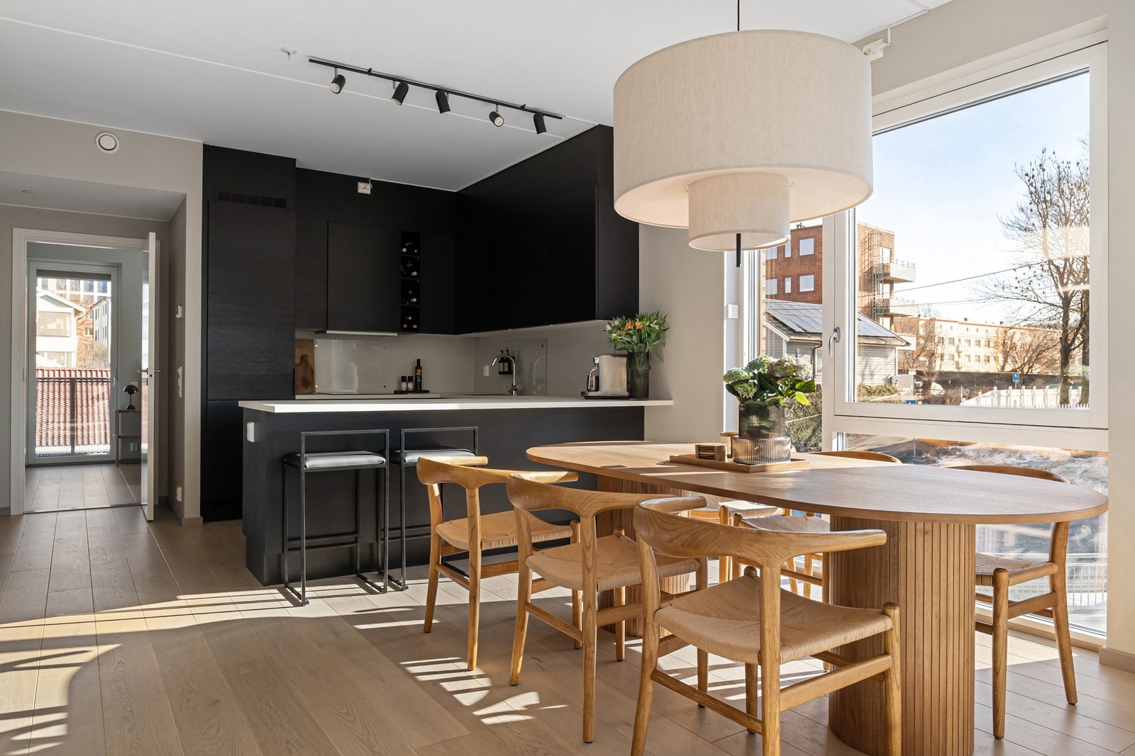 Takhøy kjøkkeninnredning med kjøkkenøy og barløsning. Stikkontakt på kjøkkenøy. Galleribilde