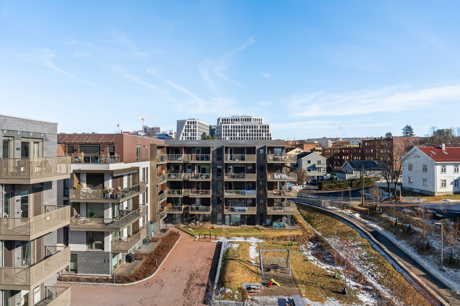 Flotte fellesarealer med plen, beplantning, lekeplass for de yngre og garasjeanlegg. Galleribilde