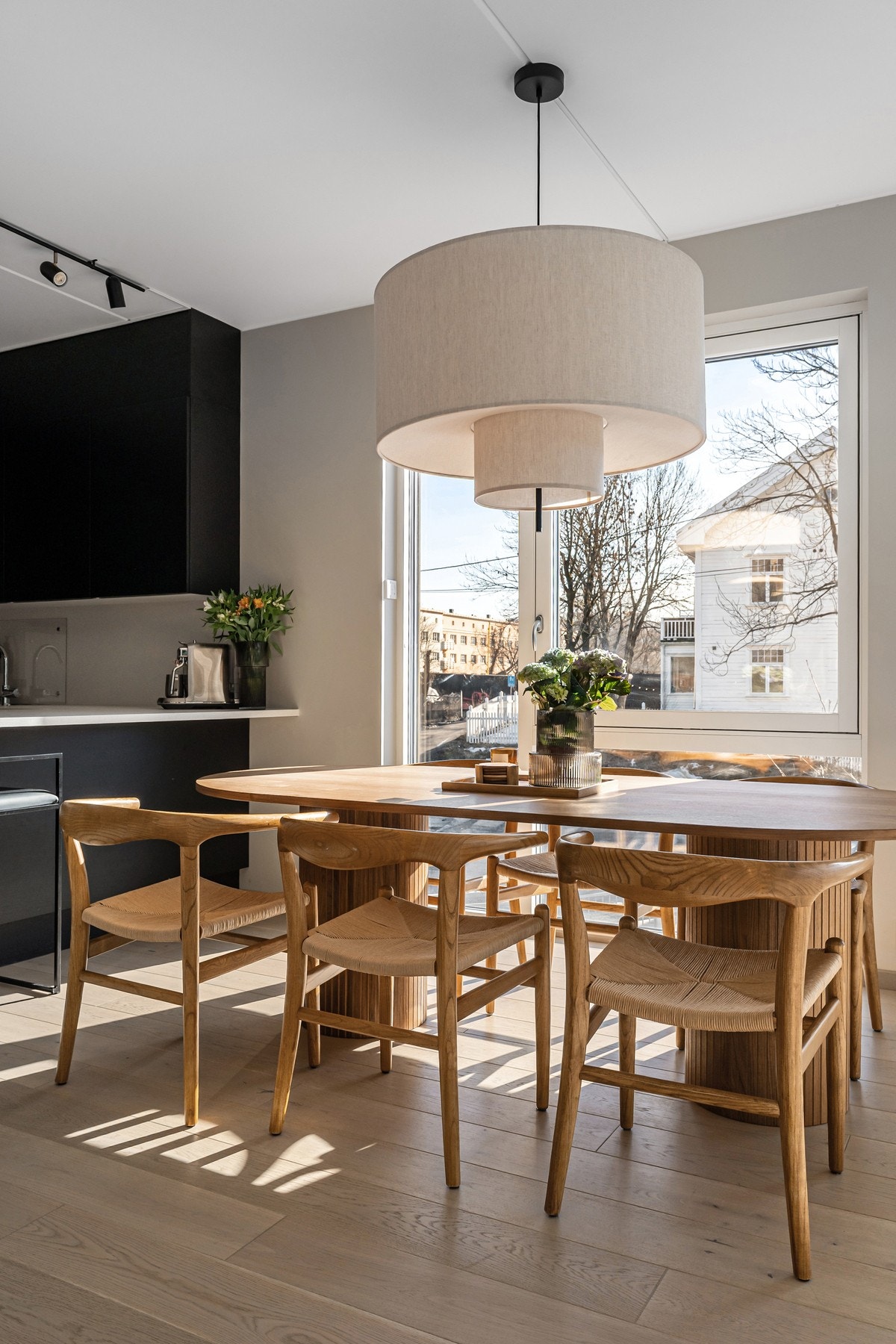 Det er god distanse til nærliggende bygg som gir en luftig og god atmosfære. Leiligheten ligger i en rolig sidegate. Galleribilde