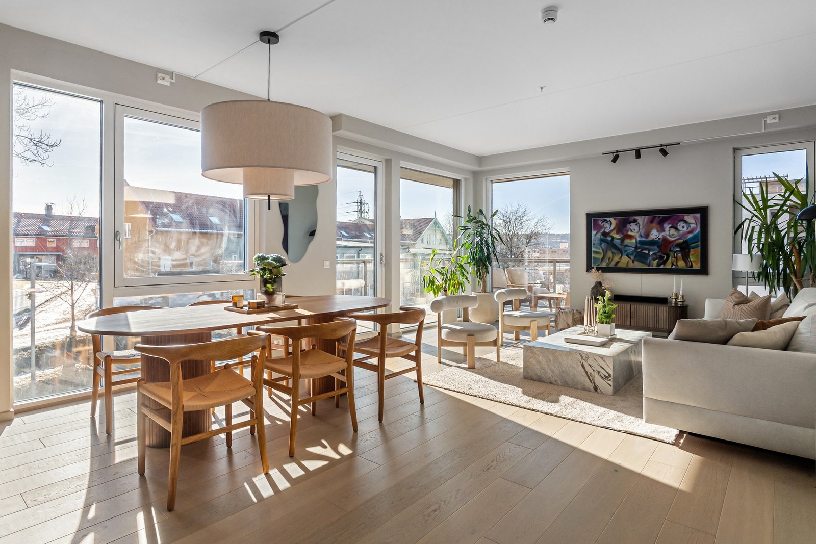 Énstavs eikeparkett med vannbåren gulvarme. Balansert ventilasjon og solide byggkonstruksjoner sørger for et behagelig inneklima hele året. Galleribilde