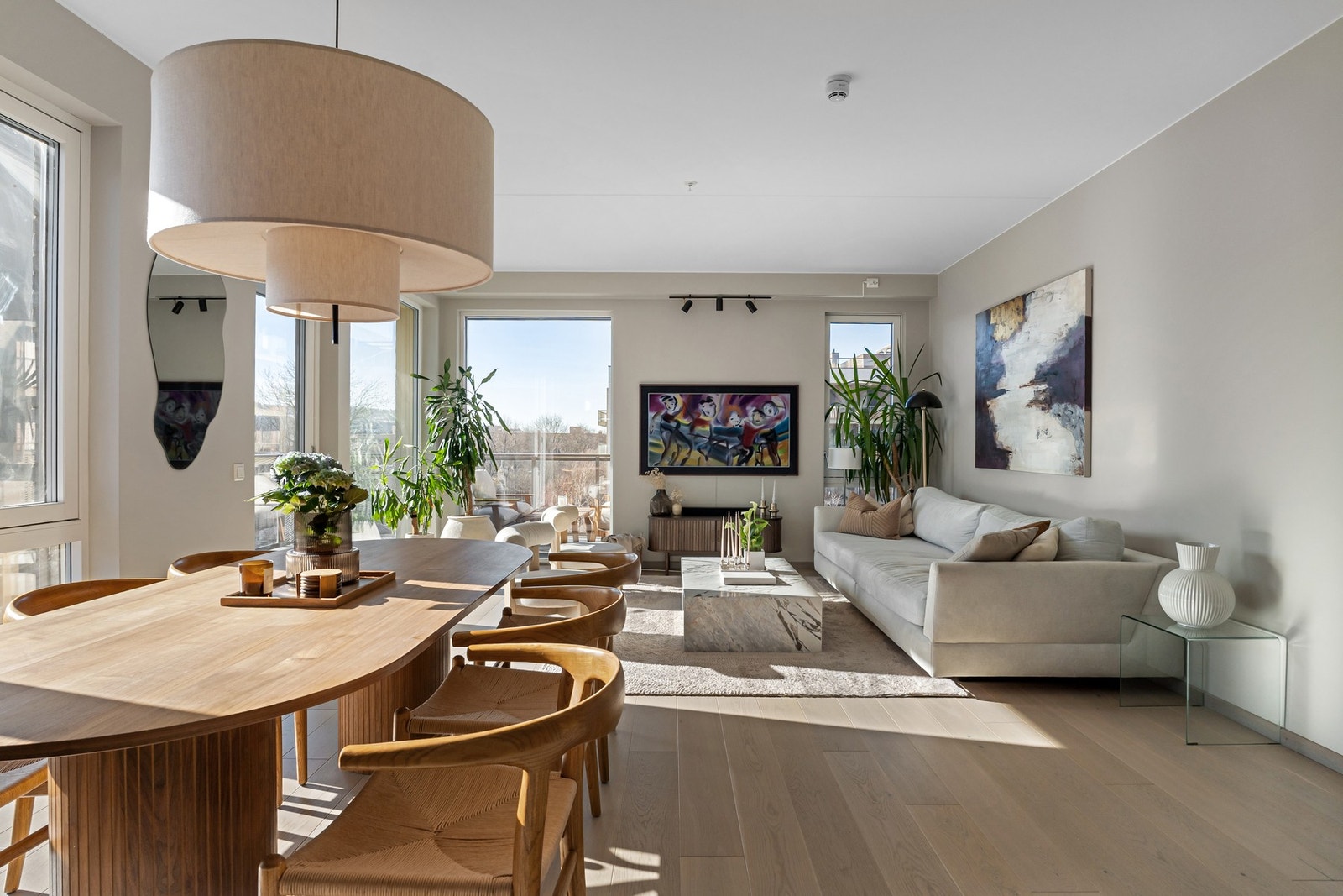 Luftig og åpen løsning med plass til stor spisestue i tilknytning til kjøkkenet. Galleribilde