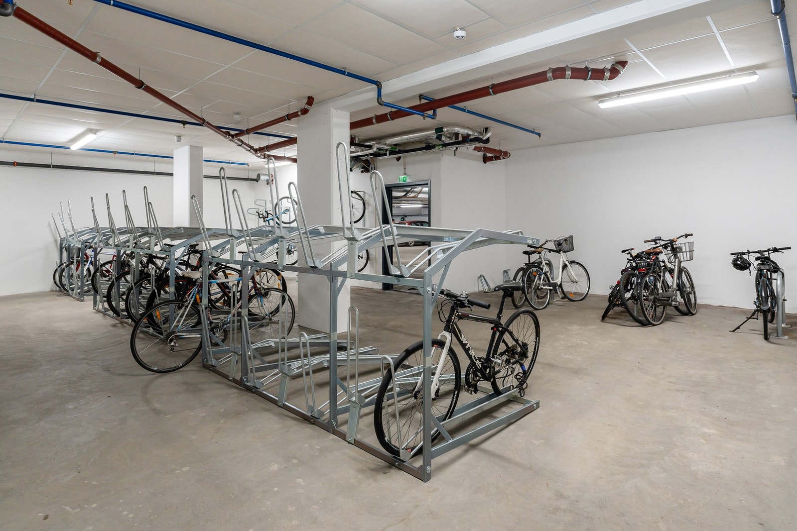 Felles sykkelparkering. Galleribilde