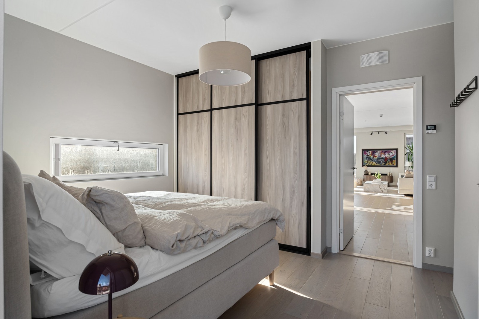 Plass til dobbeltseng, nattbord på begge sider og garderobeskap. Galleribilde