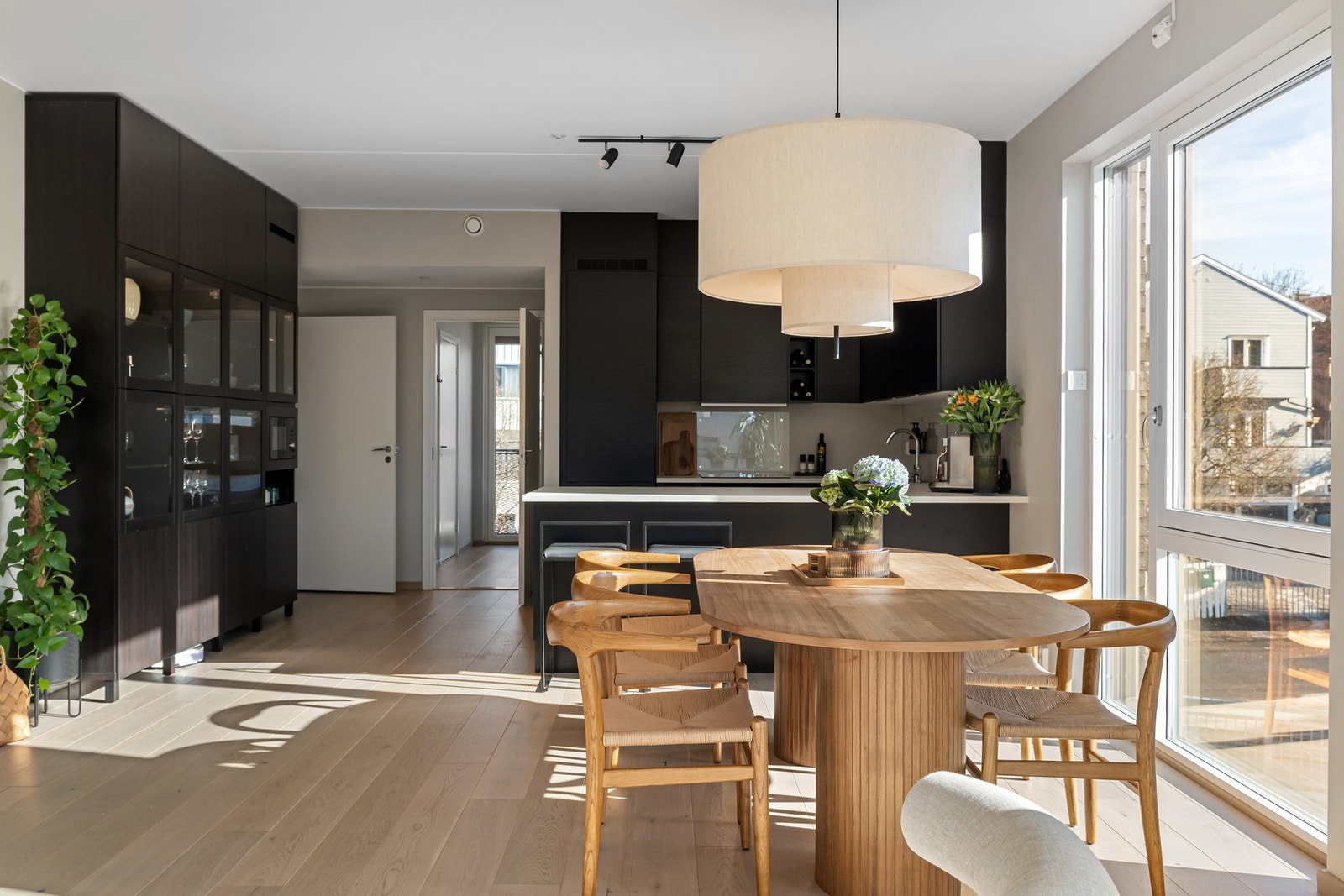 Vitrineskap som matcher uttrykket på kjøkken. Legg merke til det fine gjennomlyset. Galleribilde