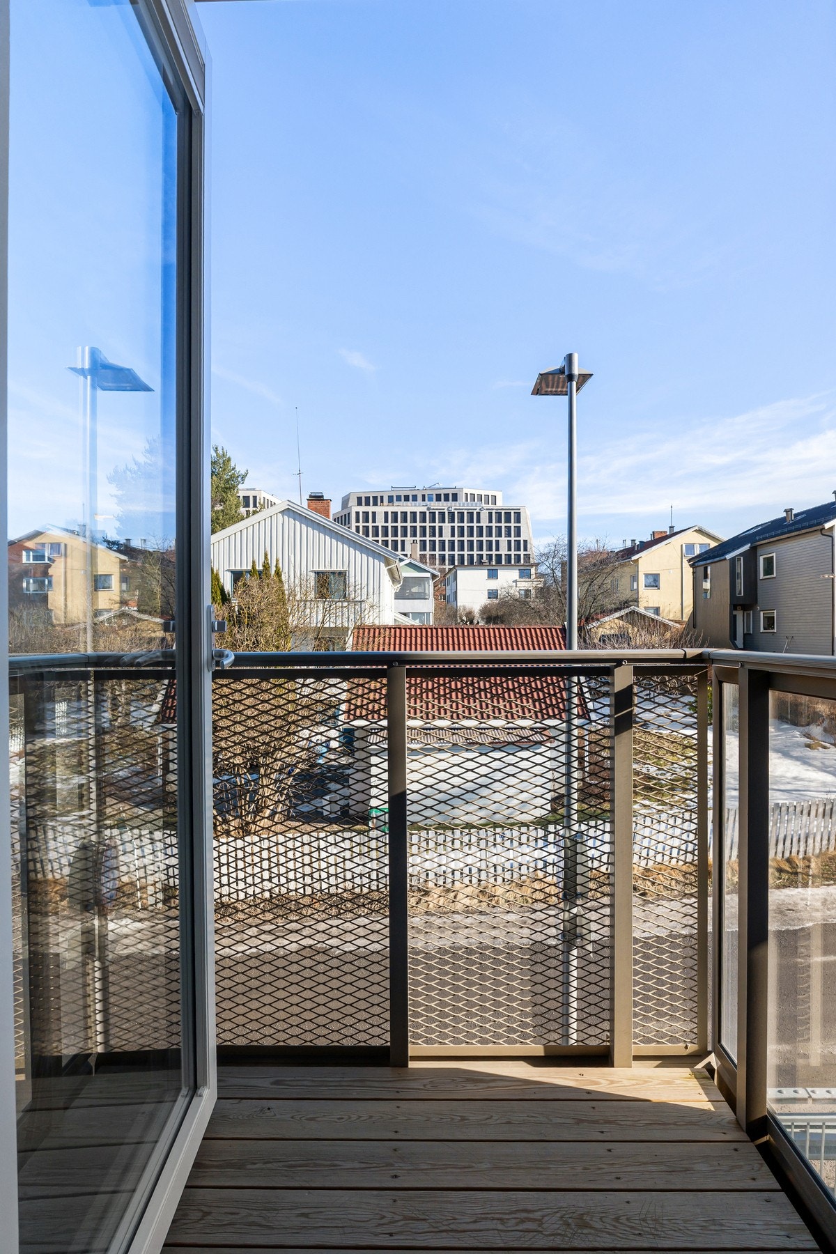 Balkongen (og samtlige soverom) vender mot rolig sidegate. Galleribilde