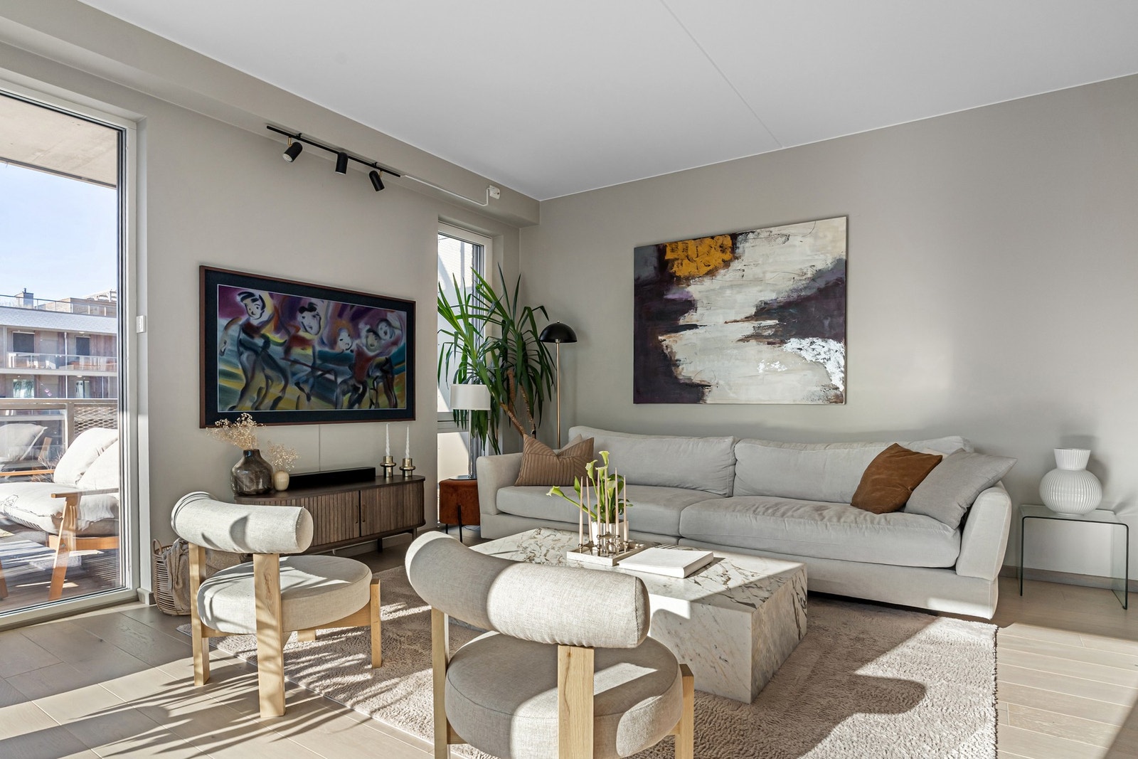 Vindusflater i totalt tre himmelretninger med nydelig gjennomlys. Galleribilde