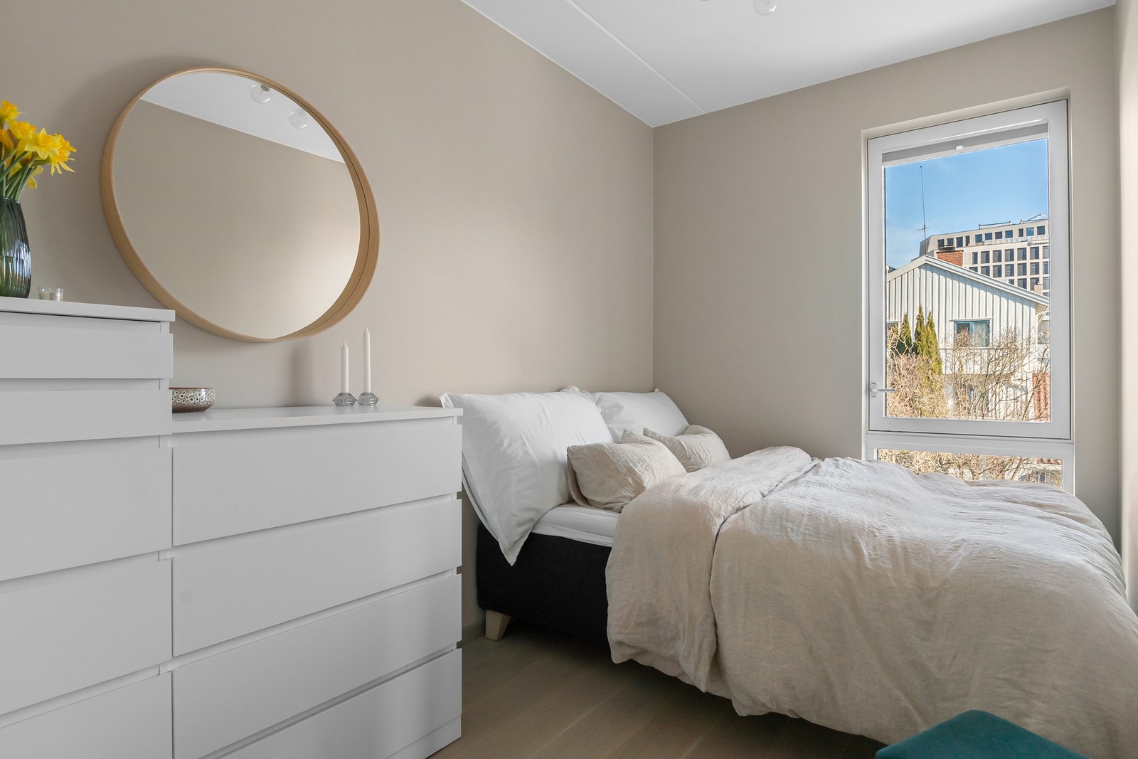 Soverom 2 er også av god størrelse med plass til dobbeltseng og garderobeskap/kommode. Galleribilde