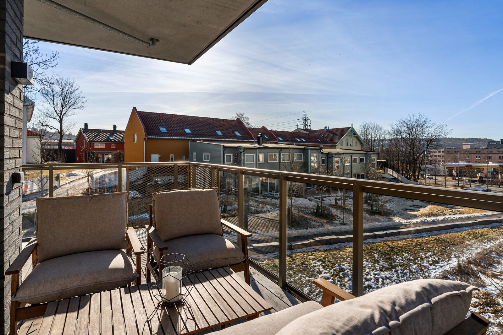 God plass til både lounge, spisebord, grill mv. Tilnærmet fritt utsyn på deler av balkongen og flott utsikt. Galleribilde