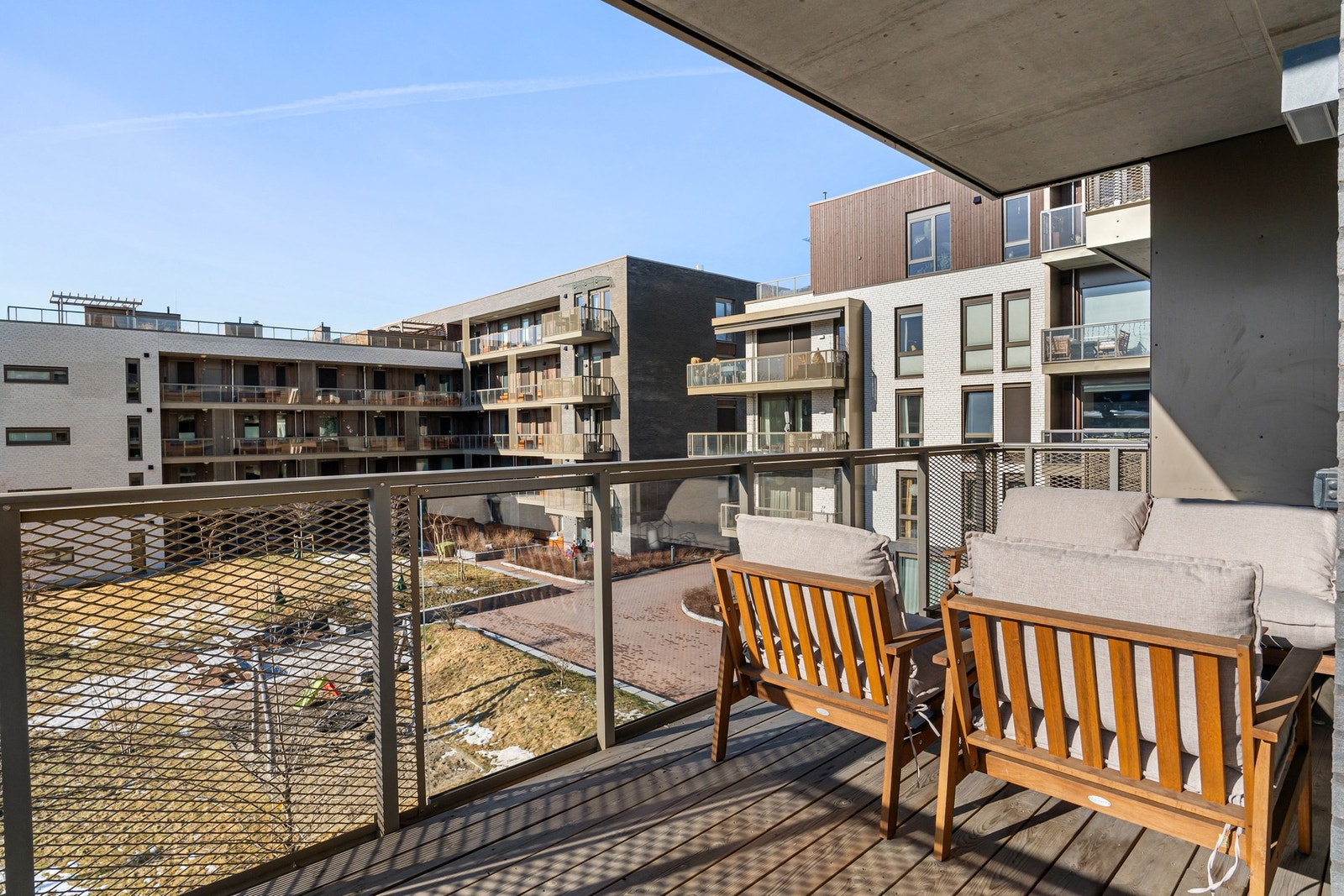 Ideell beliggenhet på hjørnet mot sydvest med flotte solforhold fra formiddag til kveld. Galleribilde