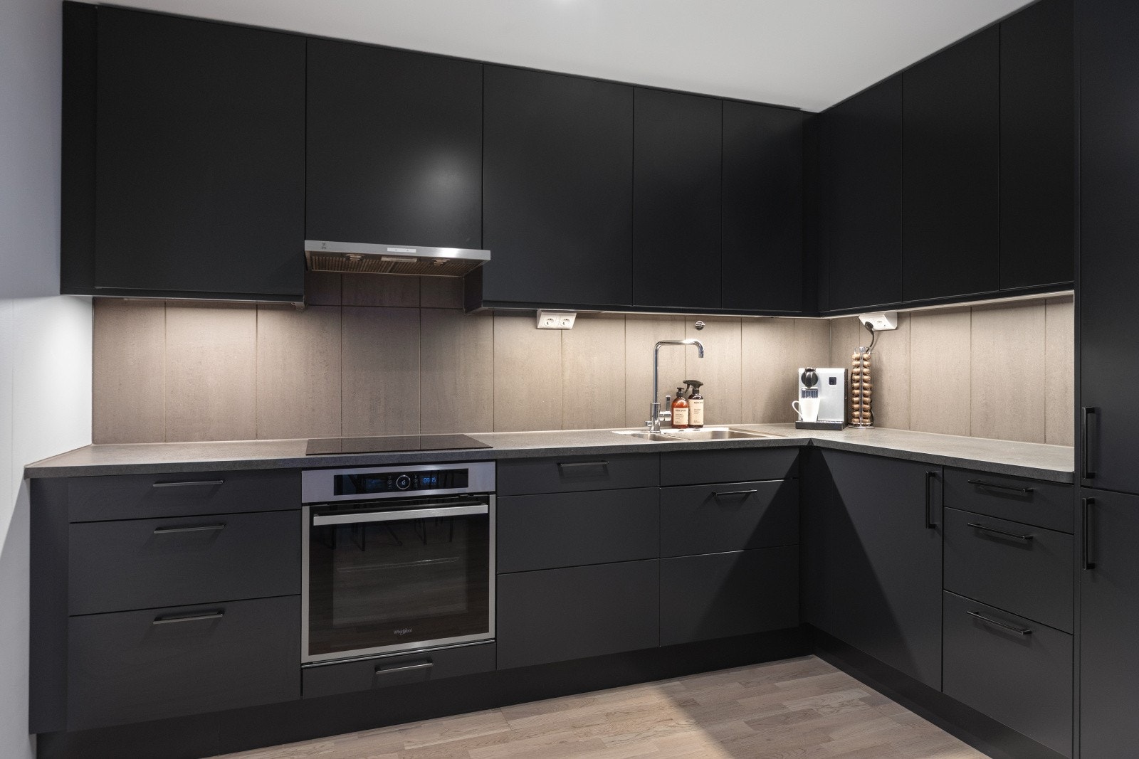 Kjøkkenet er utstyrt med integrerte hvitevarer bestående av platetopp, stekeovn, oppvaskmaskin samt kjøleskap med fryser. Galleribilde