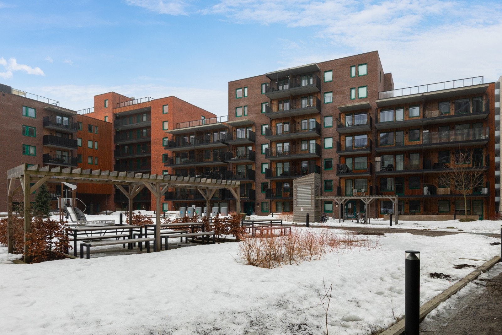 Boligområdet er opparbeidet med store felles grøntareal i mellom blokkbebyggelsen som gir en flott parkfølelse. Galleribilde