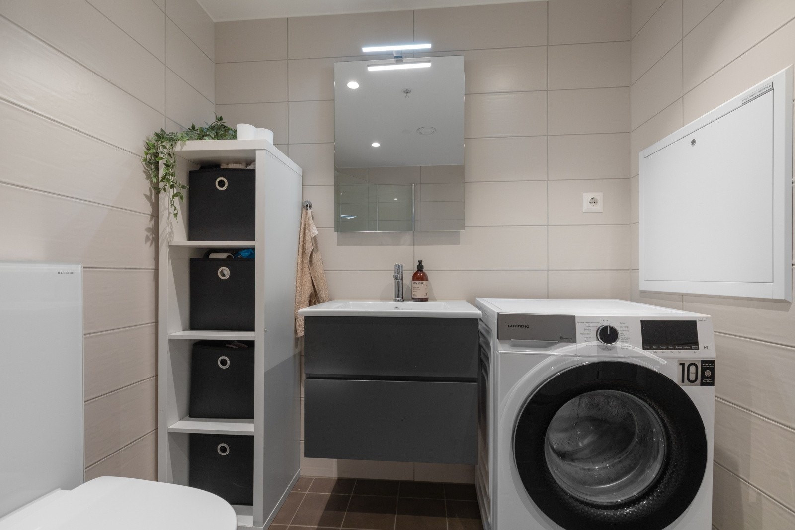 Baderomsinnredningen har skap med glatte fronter for et moderne og ryddig uttrykk. Galleribilde