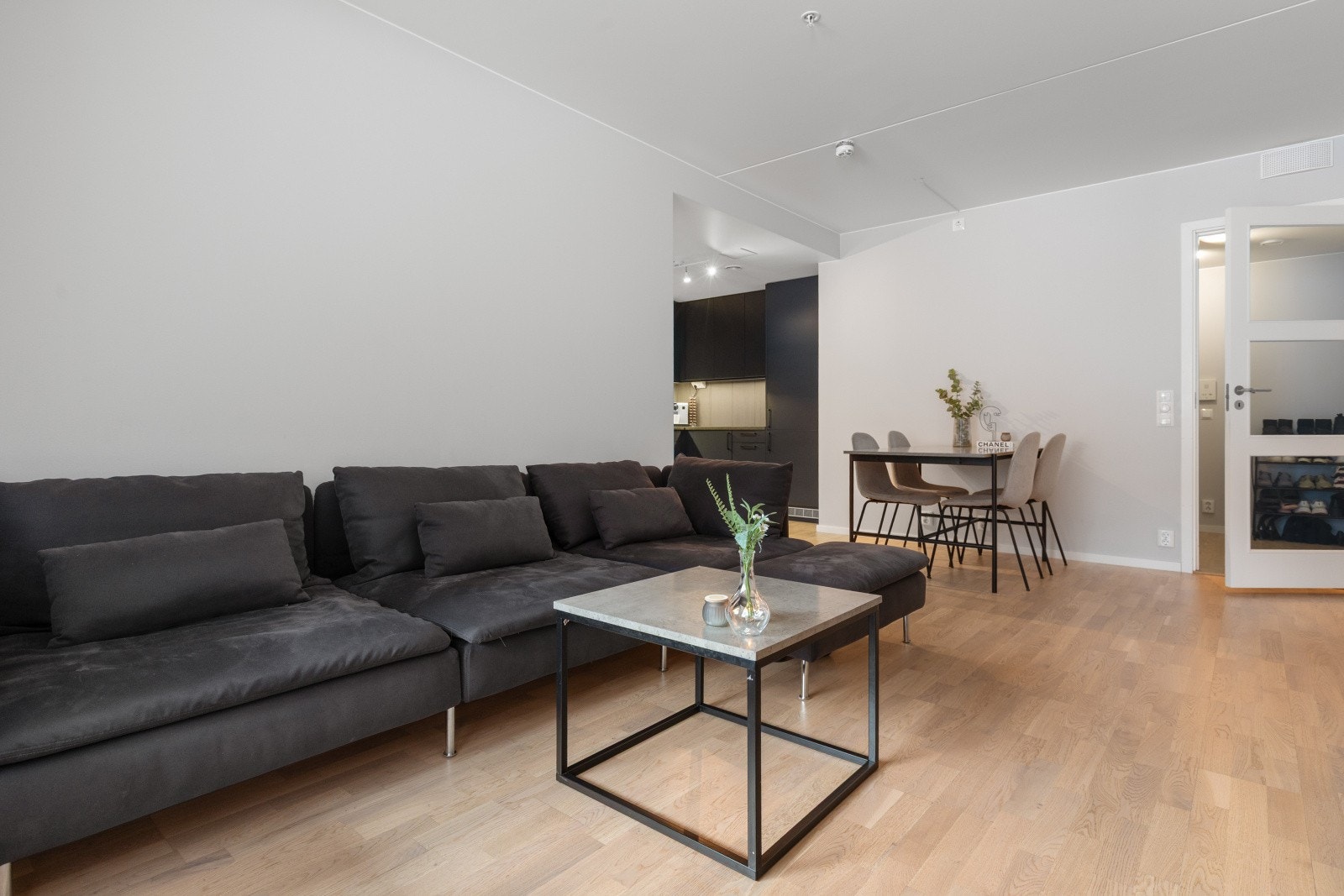 Stuen er lys og innbydende, med en enkel og stilren innredning som gir rommet en åpen og luftig følelse. Den åpne planløsningen mot kjøkkenet gjør det enkelt å samle venner og familie, samtidig som den skaper en naturlig flyt i hverdagen. Galleribilde