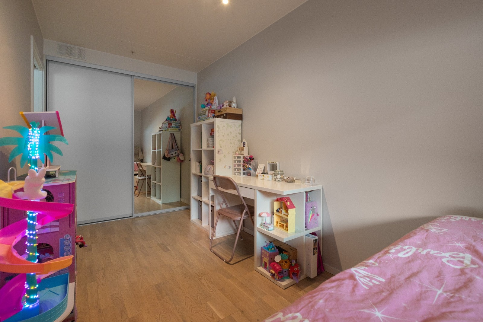 Hovedsoverommet er i dag innredet som barnerom, med god plass til seng og tilhørende møbler. Galleribilde