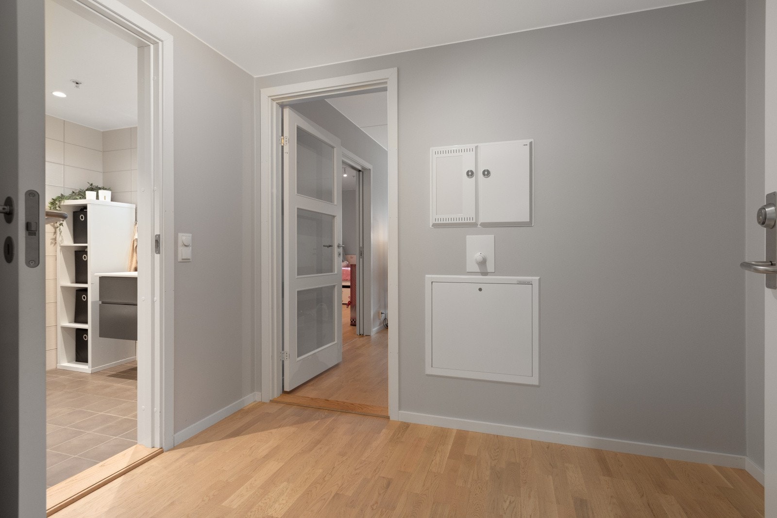 Du ønskes velkommen inn i en flott entré med god plass til garderobeskap og øvrig møblement. Galleribilde