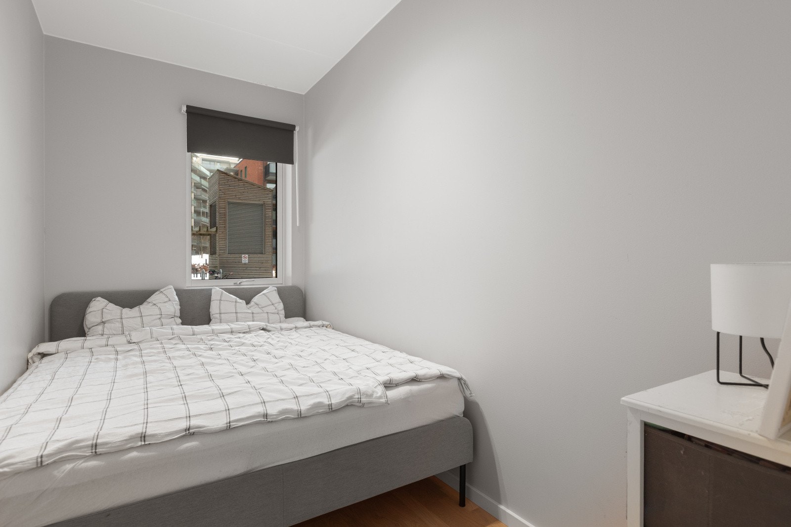 Mens det andre soverommet er møblert med dobbeltseng. Galleribilde