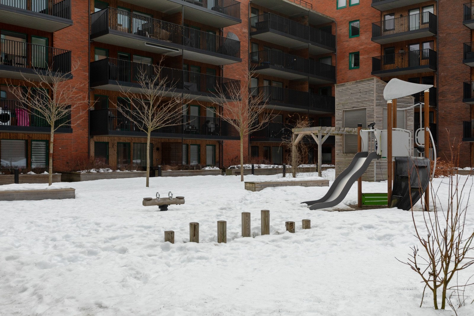 Fellesarealene er opparbeidet med store felles grøntareal i mellom blokkbebyggelsen med lekeplass, sittebenker som gir en flott parkfølelse. Galleribilde