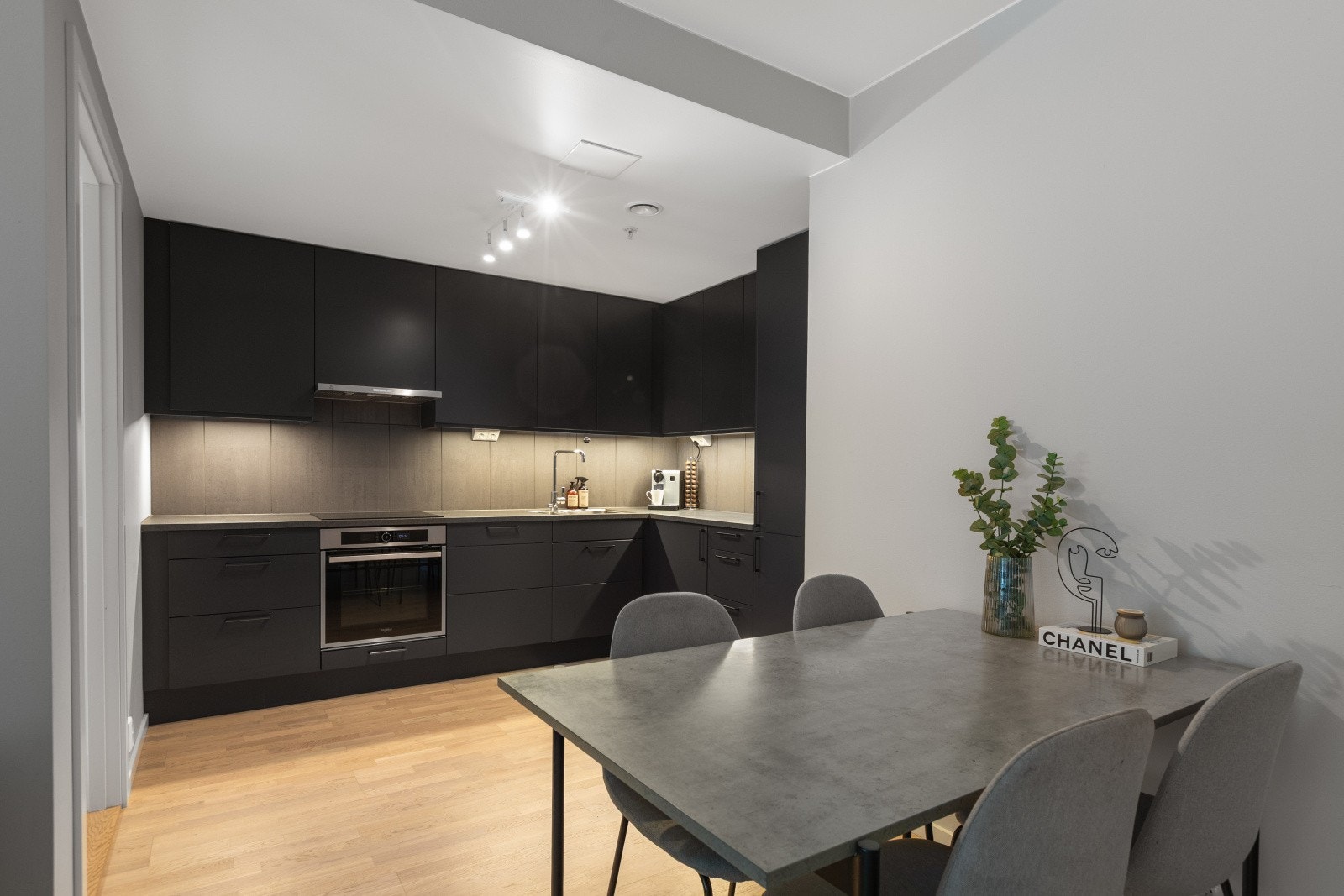 Stilrent kjøkken med god skap- og benkeplass, som gir gode arbeidsforhold for matlaging. Galleribilde