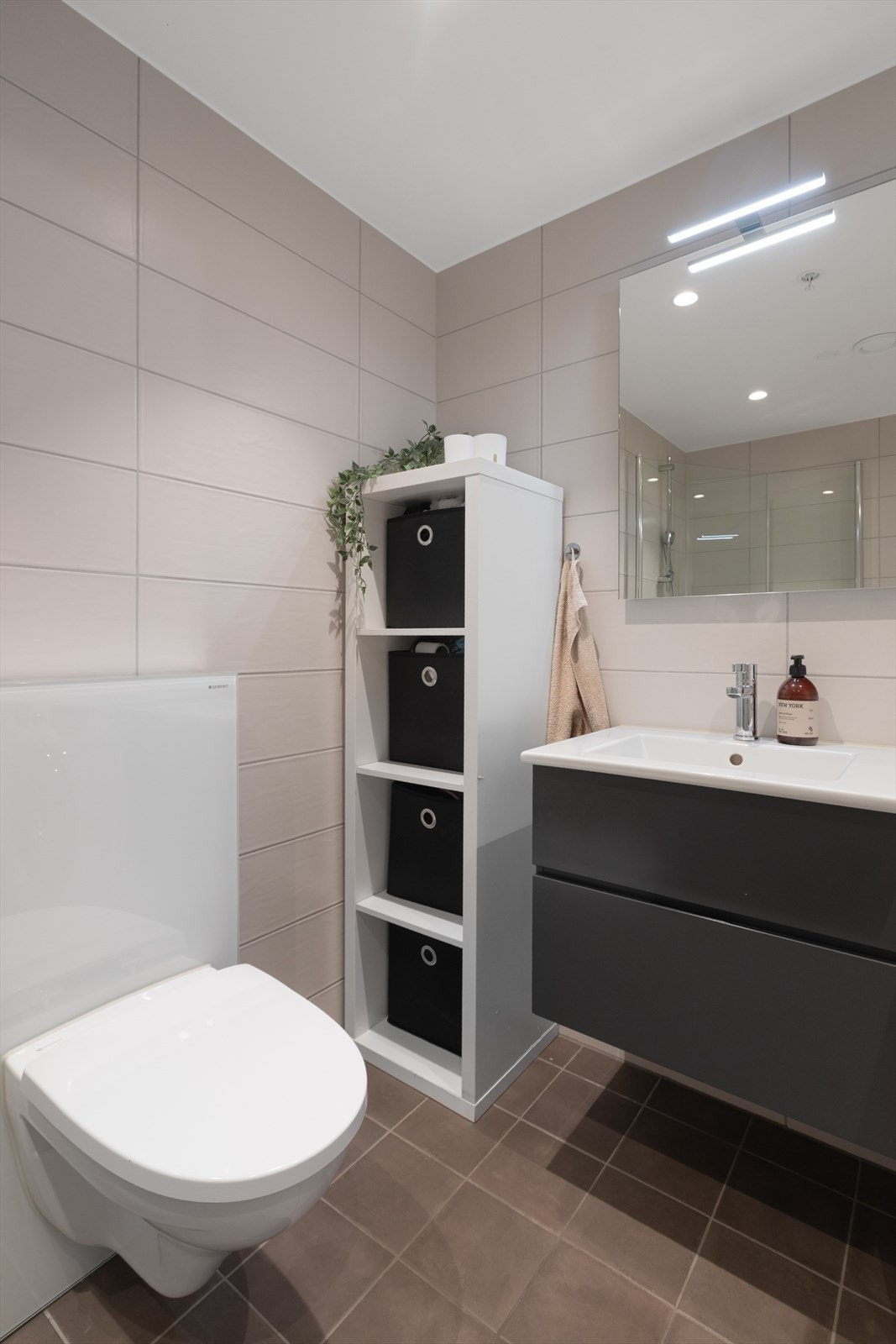 Sanitærutstyret består av servant, veggfestet klosett, dusj på gulv, samt opplegg for vaskemaskin. Galleribilde