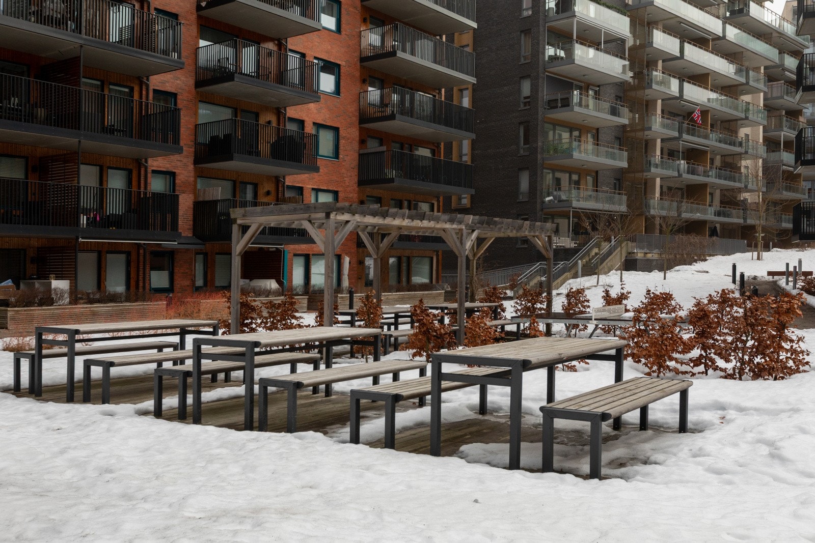 Fellesarealene er opparbeidet med store felles grøntareal i mellom blokkbebyggelsen med lekeplass, sittebenker som gir en flott parkfølelse. Galleribilde